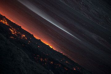 Rockfalls and slowly advancing lava flow front on the evening of 11 Aug (Photo: Tom Pfeiffer)