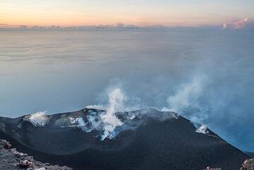 At sunset, the crater terrace becomes exceptionally clear. (Photo: Tom Pfeiffer)