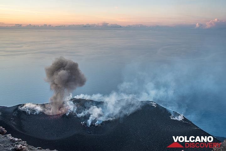 Sequence of an ash-rich eruption from the westernmost vent. (Photo: Tom Pfeiffer)