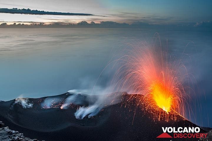 At the beginning of the blue hour, the lava becomes bright: here, an eruption of the easternmost vent. (Photo: Tom Pfeiffer)