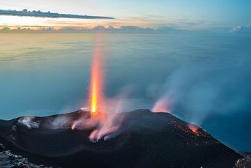 The northern vent often erupts with very loud jets of lava and gas, propelling incandescent bombs vertically to 200 m and more above the crater. (Photo: Tom Pfeiffer)