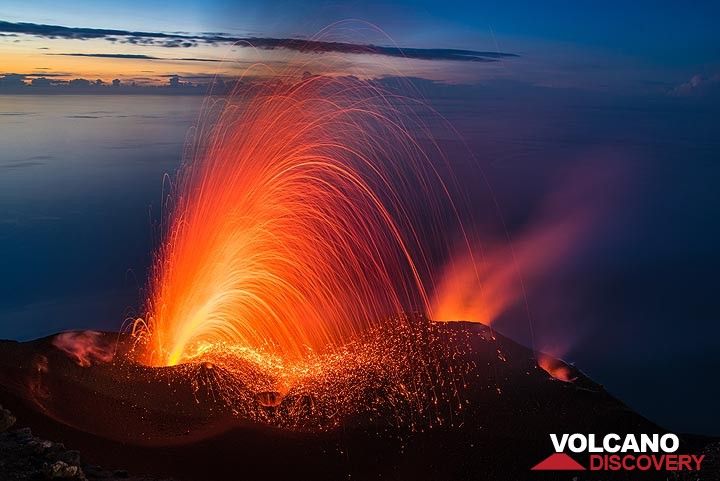 Shortly after, a strong eruption occurs from the western vent, sending glowing lava bombs all over the crater terrace. (Photo: Tom Pfeiffer)