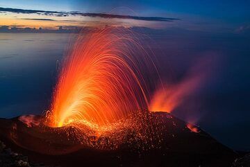 Kurz darauf kommt es am Westschlot zu einer starken Eruption, die glühende Lavabomben über die gesamte Kraterterrasse schickt. (Photo: Tom Pfeiffer)