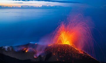Eruption from Stromboli's NE cone (20 Jan 2019) (Photo: Tom Pfeiffer)