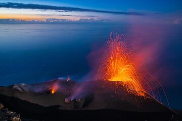 Typical moderate eruption from the NE cone. (Photo: Tom Pfeiffer)