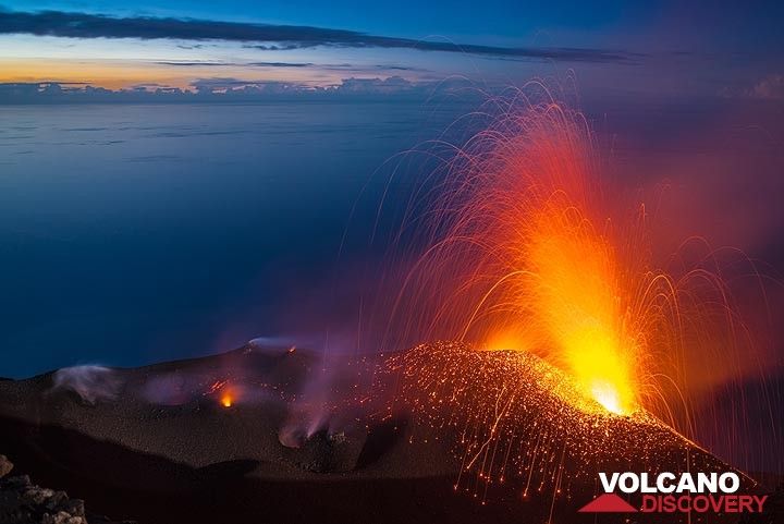 Soon after, a strong eruption occurs from the eastern vent. (Photo: Tom Pfeiffer)