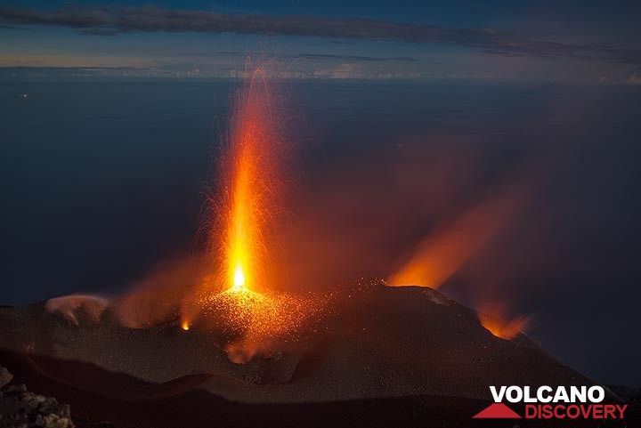 As if thrown by a rocket engine, a vertical jet of lava rises about 200 m during its eruption. (Photo: Tom Pfeiffer)
