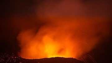 Leichtes Lavaspritzen und starkes Leuchten vom Nordostkegel von Stromboli im Januar 2019 (Photo: Tom Pfeiffer)