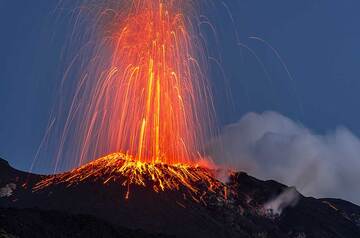 Eruption from the NE vent in the blue hour. (Photo: Tom Pfeiffer)