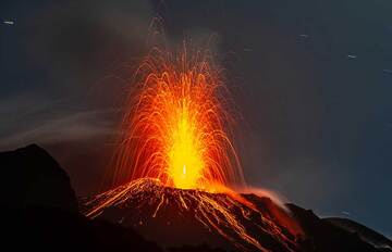 Typical moderate strombolian eruption from the NE vent (Photo: Tom Pfeiffer)