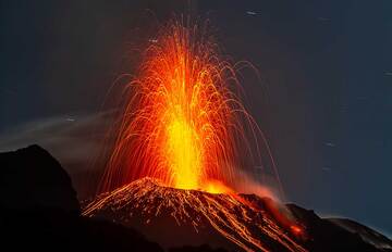 Mäßig starker strombolianischer Ausbruch aus dem nordöstlichen Schlot nach Sonnenuntergang. (Photo: Tom Pfeiffer)