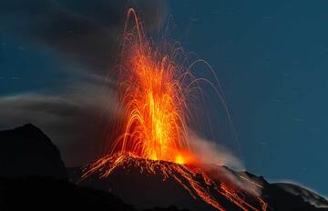 Strombolian eruption from the NE vent with ash plume (Photo: Tom Pfeiffer)