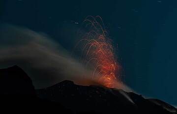 Schwache strombolianische Eruption aus einem Schlot im zentralen Kraterbereich, der nur etwa alle 30–40 Minuten ausbrach. (Photo: Tom Pfeiffer)