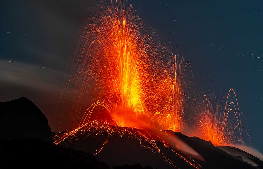 Near-simultaneous eruptions from both NE (l), central and western (r) vents. (Photo: Tom Pfeiffer)