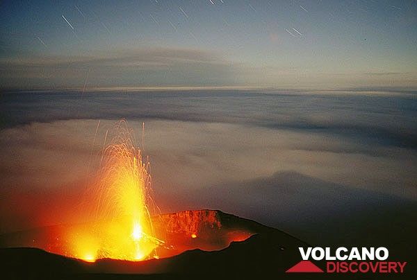 Éruption du cratère central du Stromboli et l'ombre de la montagne de Stromboli sur les nuages. (c)