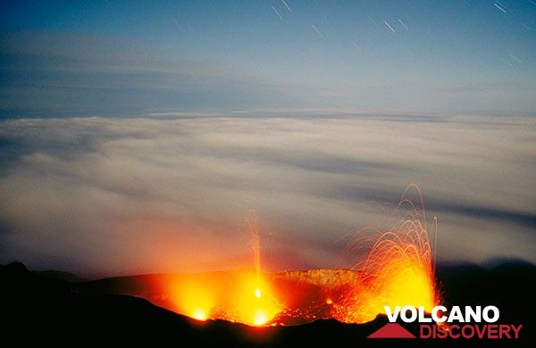 Nord-ouest, le centre et le nord-est des cratères en éruption du volcan Stromboli en pleine lune. (c)