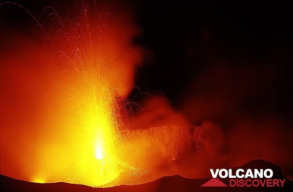 Strong eruption and illuminated fumes in the crater of Stromboli (Photo: Tom Pfeiffer)