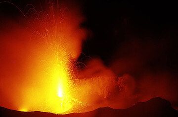 Forte éruption et des fumées illuminée dans le cratère. (Photo: Tom Pfeiffer)