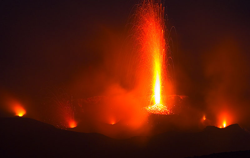 Forte éruption semblable à une bougie provenant d'un évent dans la zone centrale du cratère du volcan Stromboli (c)
