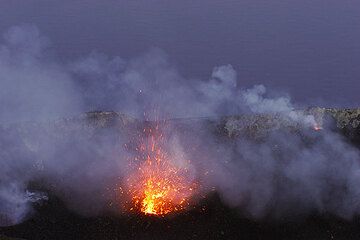 Небольшое извержение в центральном жерле вулкана Стромболи. (Photo: Tom Pfeiffer)