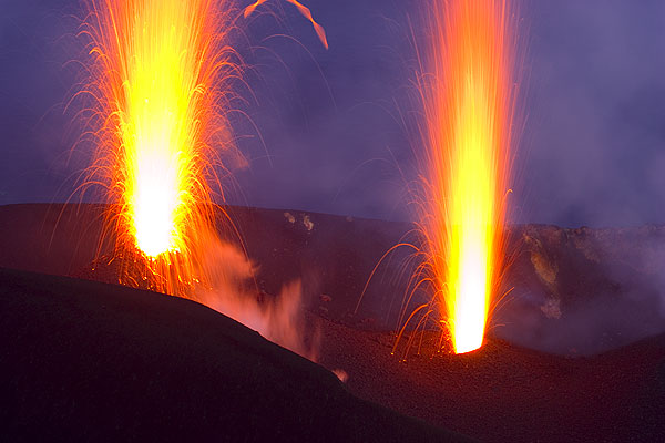 Gleichzeitiger Ausbruch aus zwei Schloten des Vulkans Stromboli (Photo: Tom Pfeiffer)