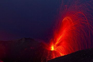 An ash-rich and therefore darker oblique eruption from the NE vent. (Photo: Tom Pfeiffer)