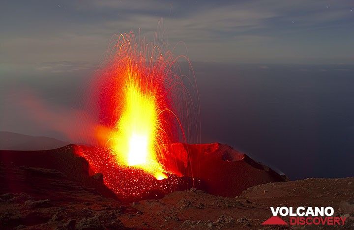 A strong eruption from the NW vent throwing lava bombs to 200-250 m height above the crater. (Photo: Tom Pfeiffer)