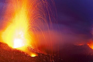 Erupción brillante en el respiradero NW en el crepúsculo (Photo: Tom Pfeiffer)