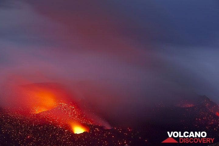 Fog, lava glow and twilight mix above the crater. (Photo: Tom Pfeiffer)