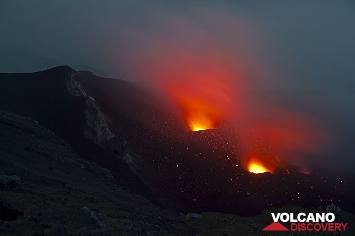 Glowing vents of Stromboli volcano (Photo: Tom Pfeiffer)