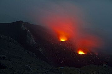 Respiraderos resplandecientes del volcán Stromboli (Photo: Tom Pfeiffer)