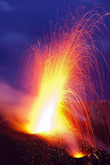 Eruption from the NW vent (Photo: Tom Pfeiffer)