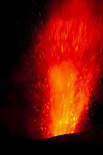Erupción violenta del respiradero NW. (Photo: Tom Pfeiffer)