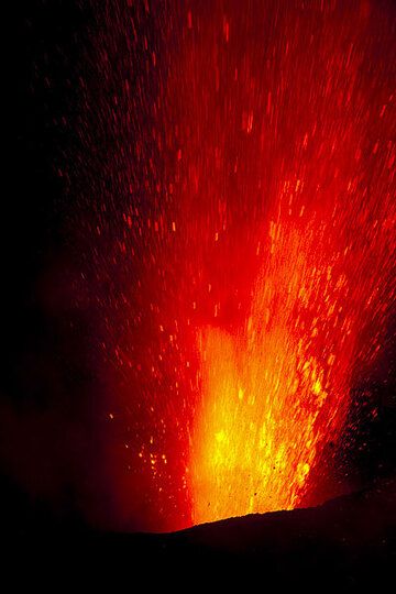 Lava fountain from the NW vent of Stromboli (Photo: Tom Pfeiffer)