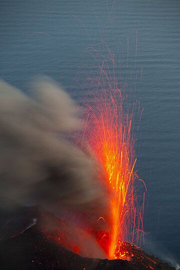 Ash-rich eruption from the NE vent (Photo: Tom Pfeiffer)