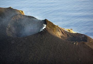 Двойные жерла на вершине конуса в северо-восточной части кратера. (Photo: Tom Pfeiffer)