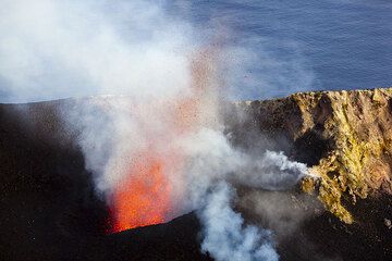 Lava fountain from the NW vent (Photo: Tom Pfeiffer)
