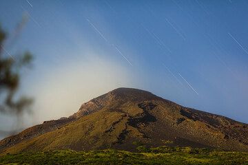 Stromboli iluminado por la luna por la noche visto desde abajo. (Photo: Tom Pfeiffer)