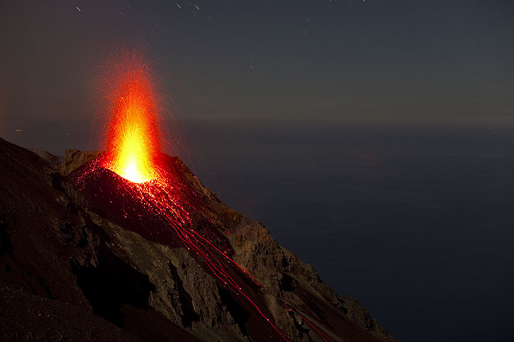 Eruption from the NE vent. (Photo: Tom Pfeiffer)