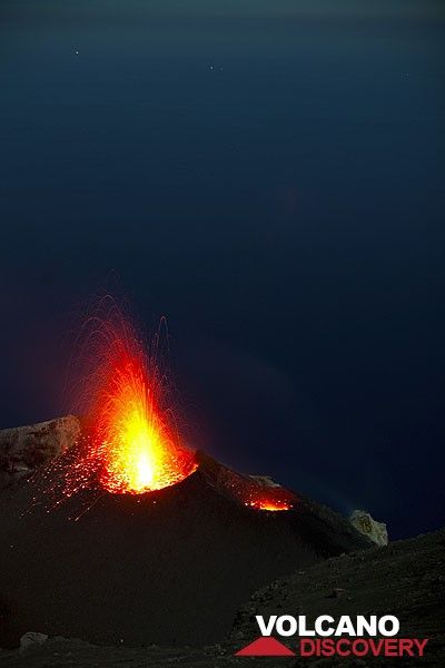 The erupting NE cone with its double vent on top. (Photo: Tom Pfeiffer)