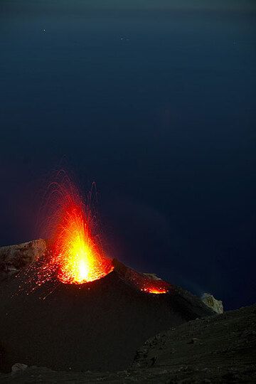 El cono NE en erupción con su doble respiradero en la parte superior. (Photo: Tom Pfeiffer)