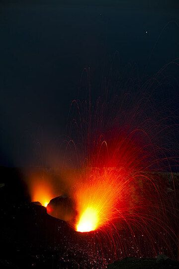 Erupción desde el respiradero central. (Photo: Tom Pfeiffer)