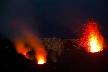 Eruption from NE crater and glowing central and western vents. (Photo: Tom Pfeiffer)