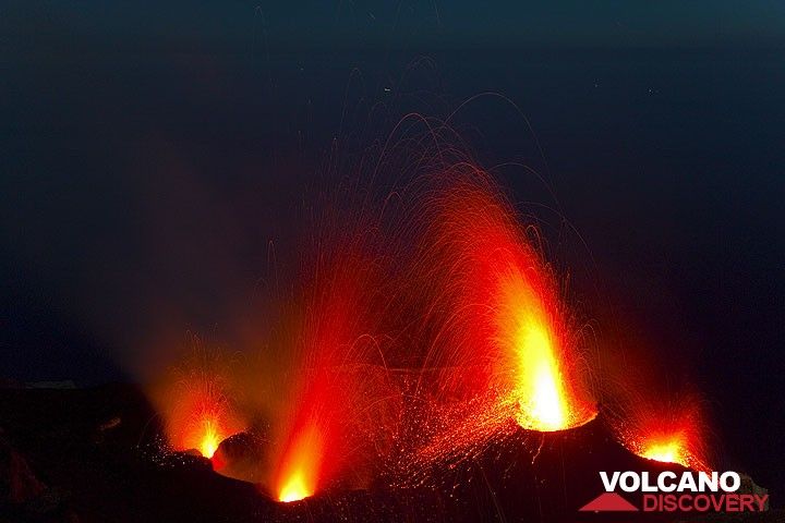 Ausbrüche an allen 4 aktiven Bocchen: ein kleiner Ausbruch am NW Krater (l), eine kerzenartige Fontäne am Zentralschlot (mitte) und Ausbrüche von Lava aus beiden Schloten des großen Nordostkegels. (Photo: Tom Pfeiffer)
