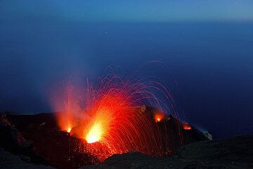 Erupciones del NO y respiraderos centrales en el crepúsculo azul. (Photo: Tom Pfeiffer)