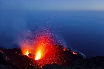 Eruptions from the NW and central vents in the blue twilight. (Photo: Tom Pfeiffer)