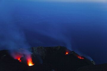 Glühende Schlote am Vulkan Stromboli (Photo: Tom Pfeiffer)