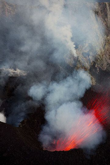 Eruption from the central vent (Photo: Tom Pfeiffer)
