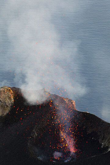 Small eruption from the NE cone (Photo: Tom Pfeiffer)