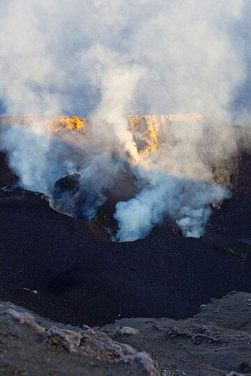 Las humeantes fumarolas activas del cráter de Stromboli en julio de 2009 (Photo: Tom Pfeiffer)